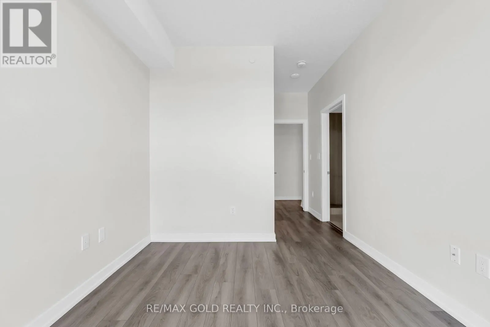 402 - 460 DUNDAS STREET E
