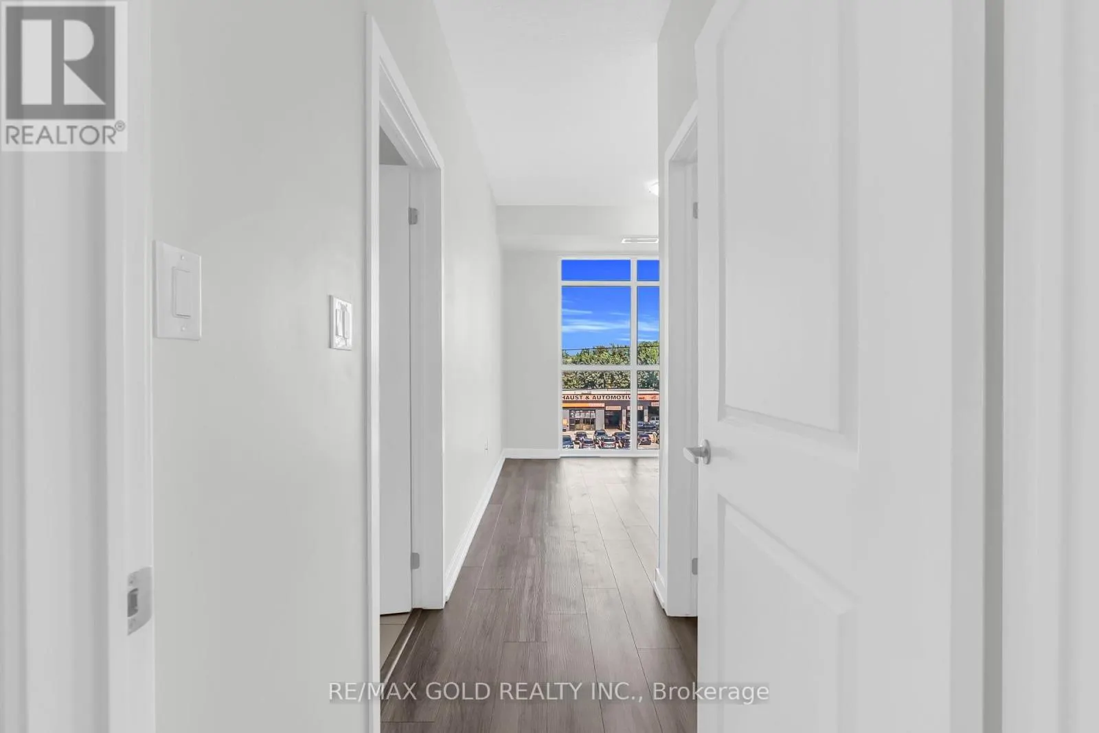 402 - 460 DUNDAS STREET E