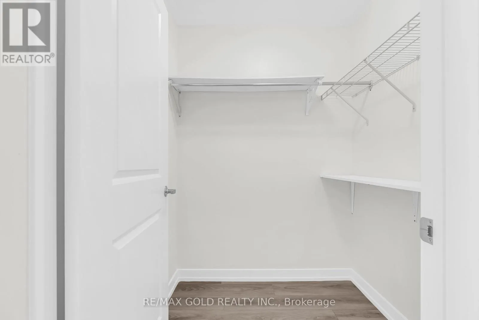 402 - 460 DUNDAS STREET E