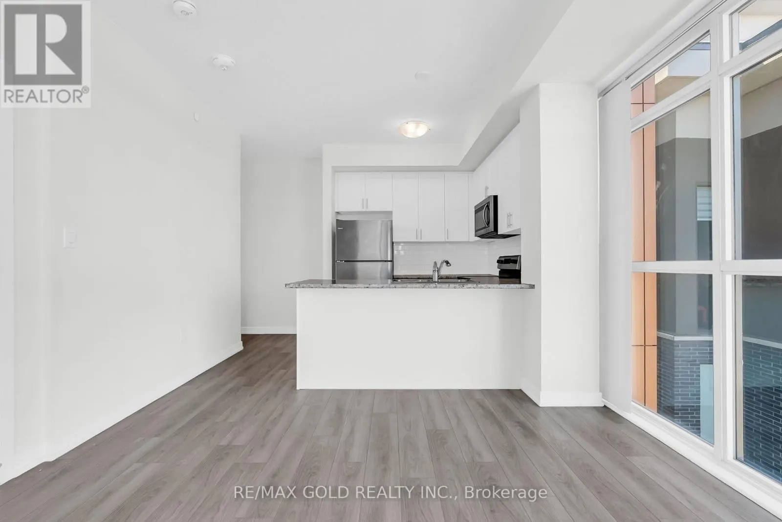 402 - 460 DUNDAS STREET E