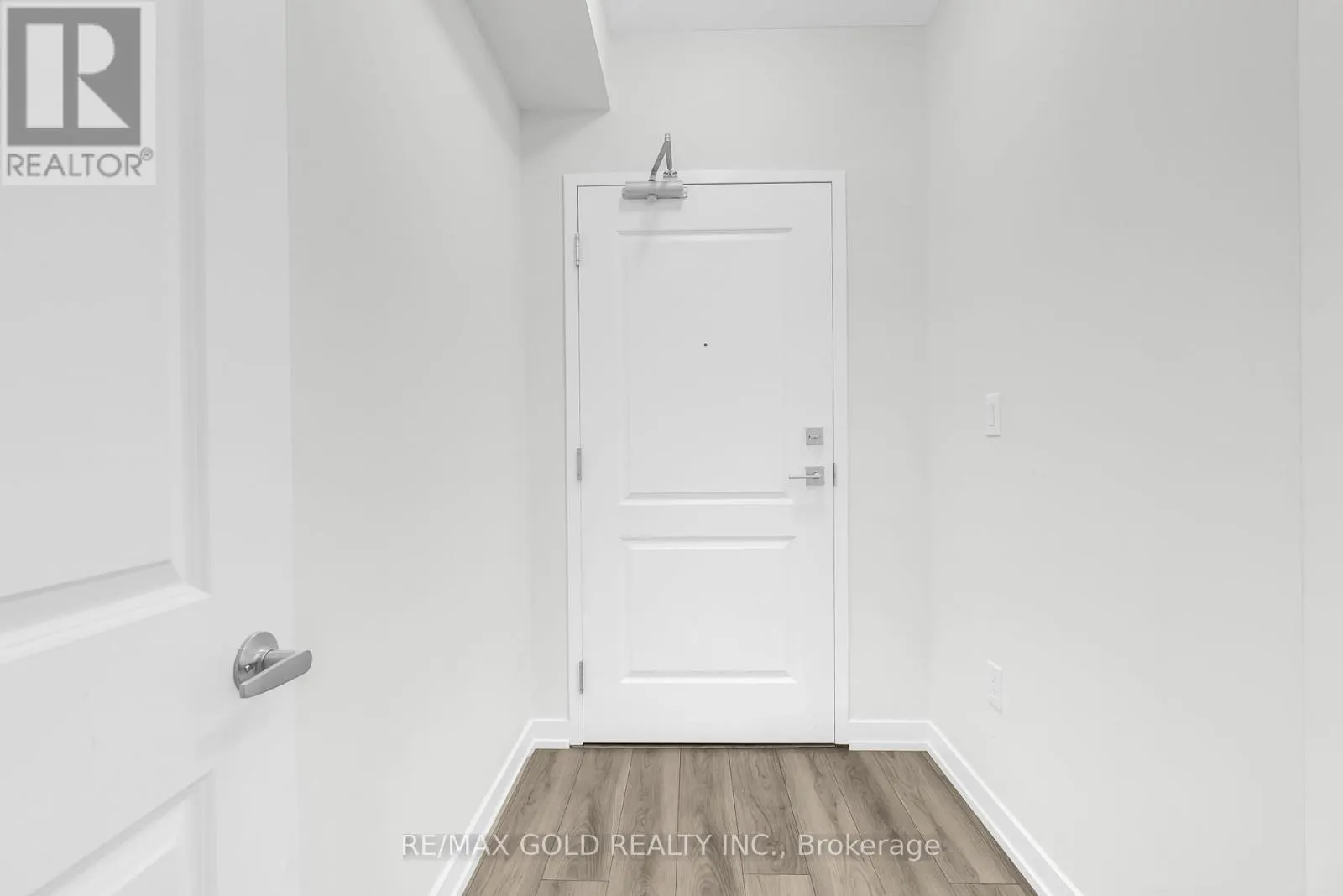 402 - 460 DUNDAS STREET E