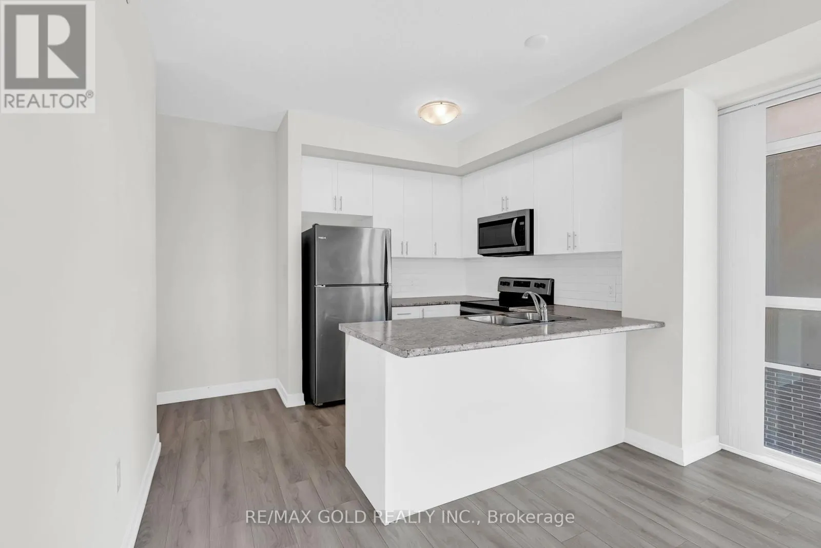 402 - 460 DUNDAS STREET E