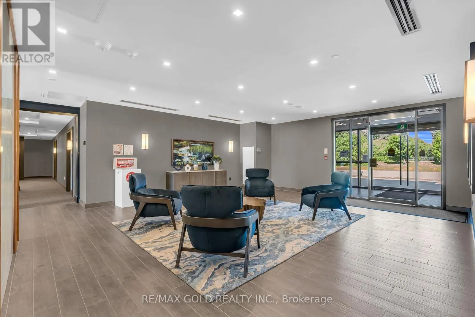 402 - 460 DUNDAS STREET E
