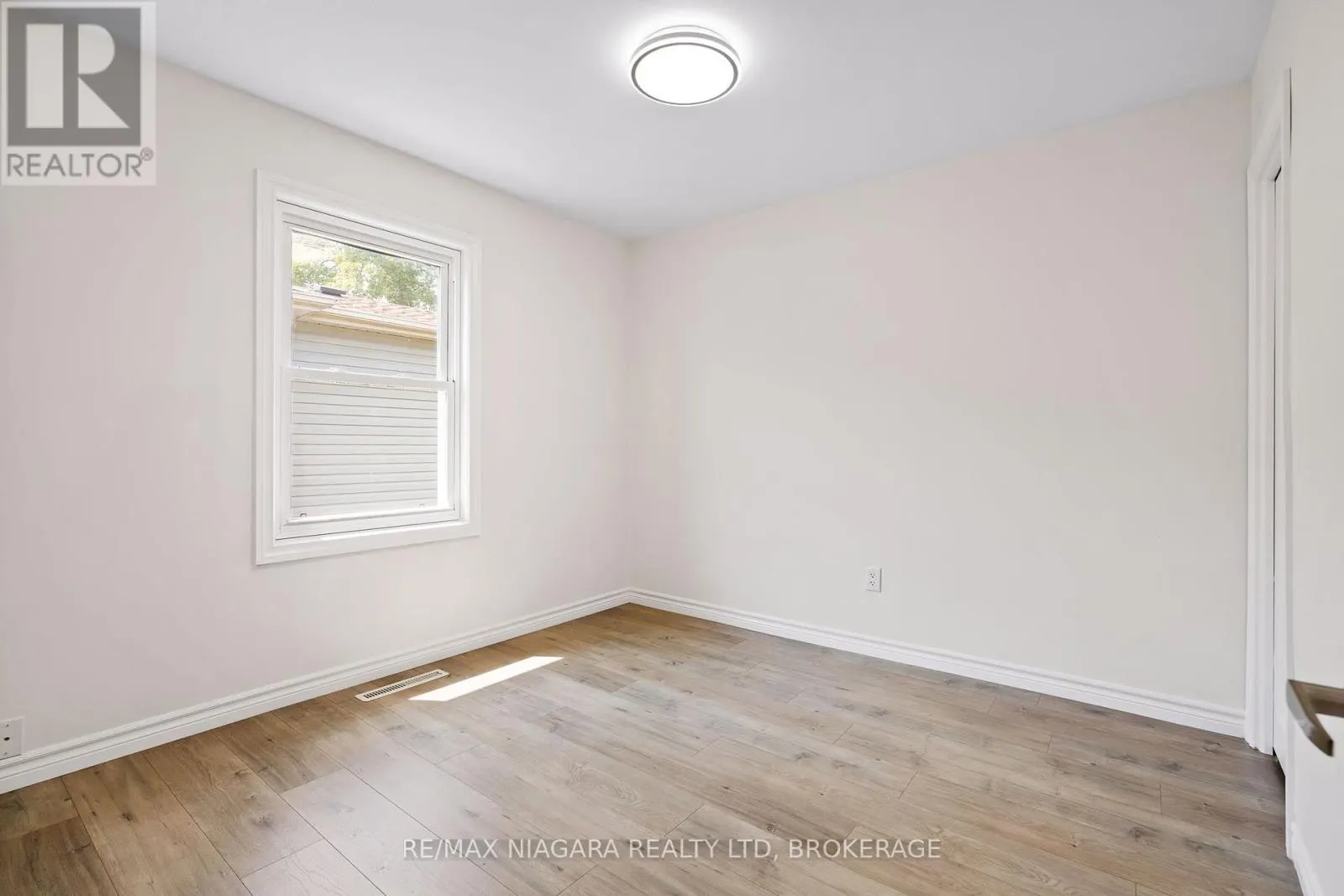 53 COLLIER ROAD S