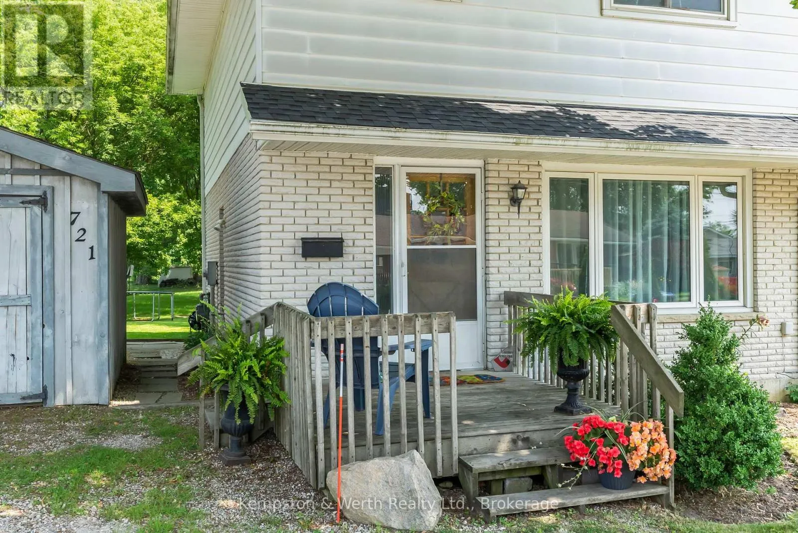 721 JOHN STREET W