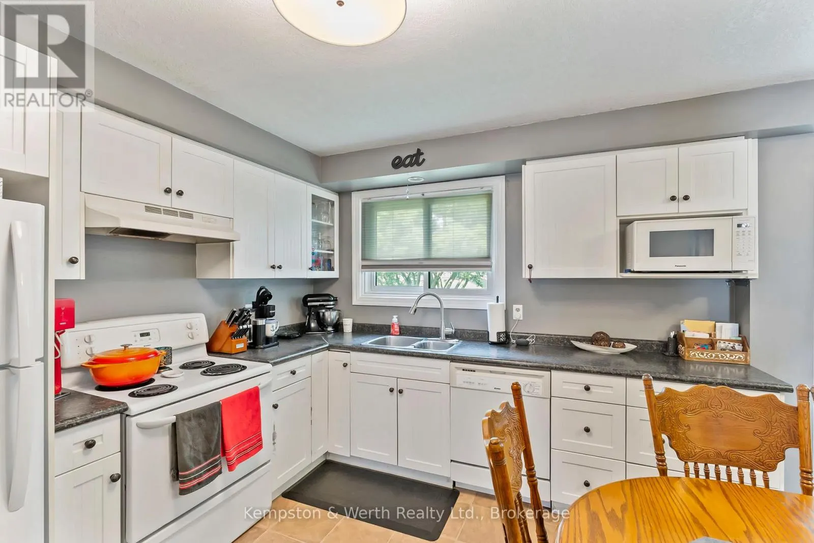 721 JOHN STREET W