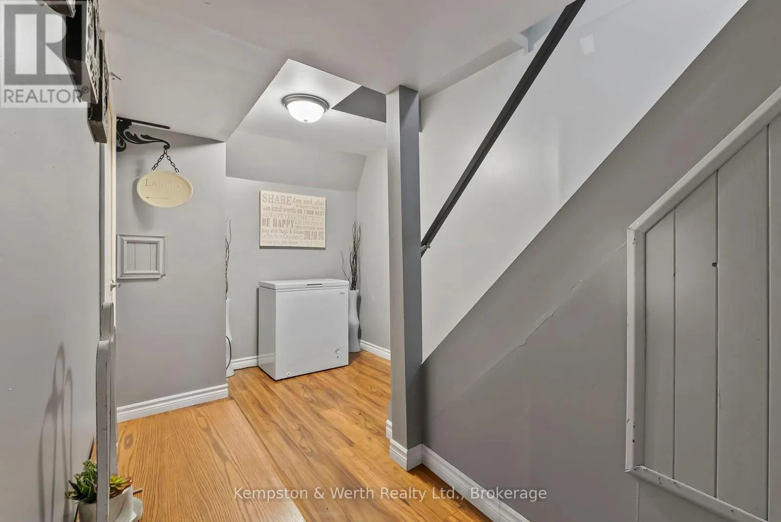 721 JOHN STREET W