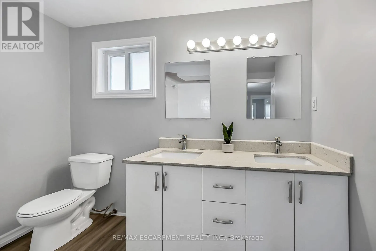 8 - 125 LIMERIDGE ROAD W