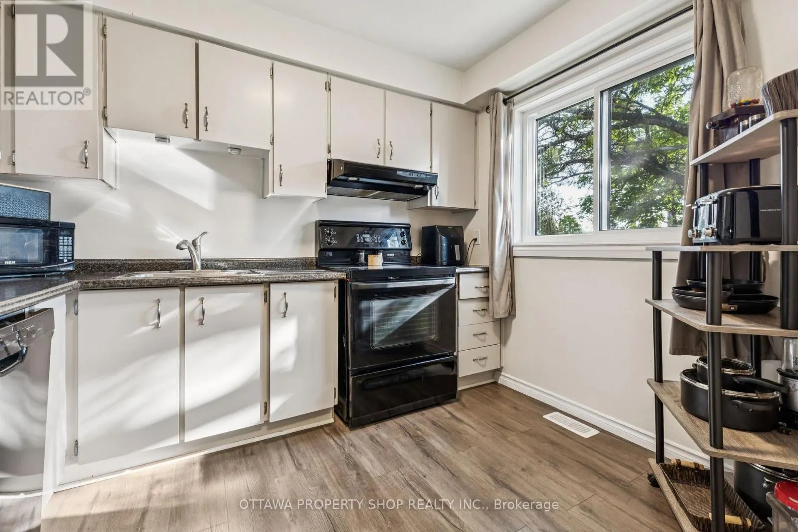 42A WOODVALE GREEN