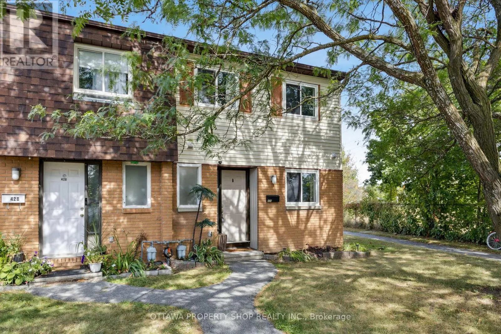 42A WOODVALE GREEN
