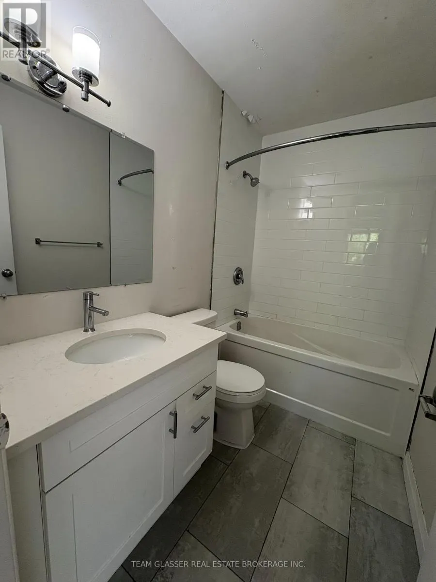 204 - 52 HIAWATHA STREET, #204