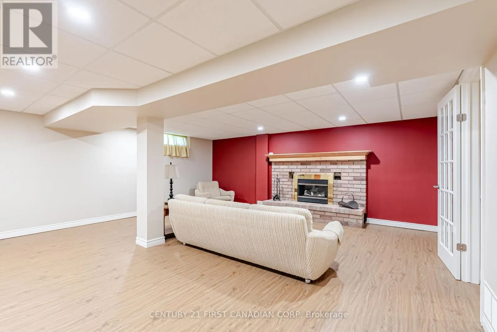 19 FARMINGTON DRIVE