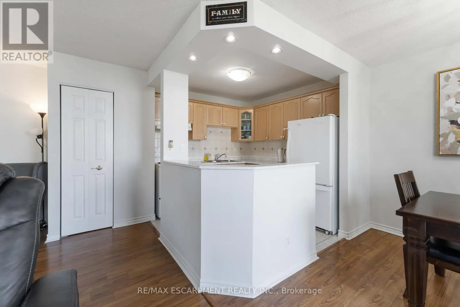 1004 - 75 GLENBURN COURT