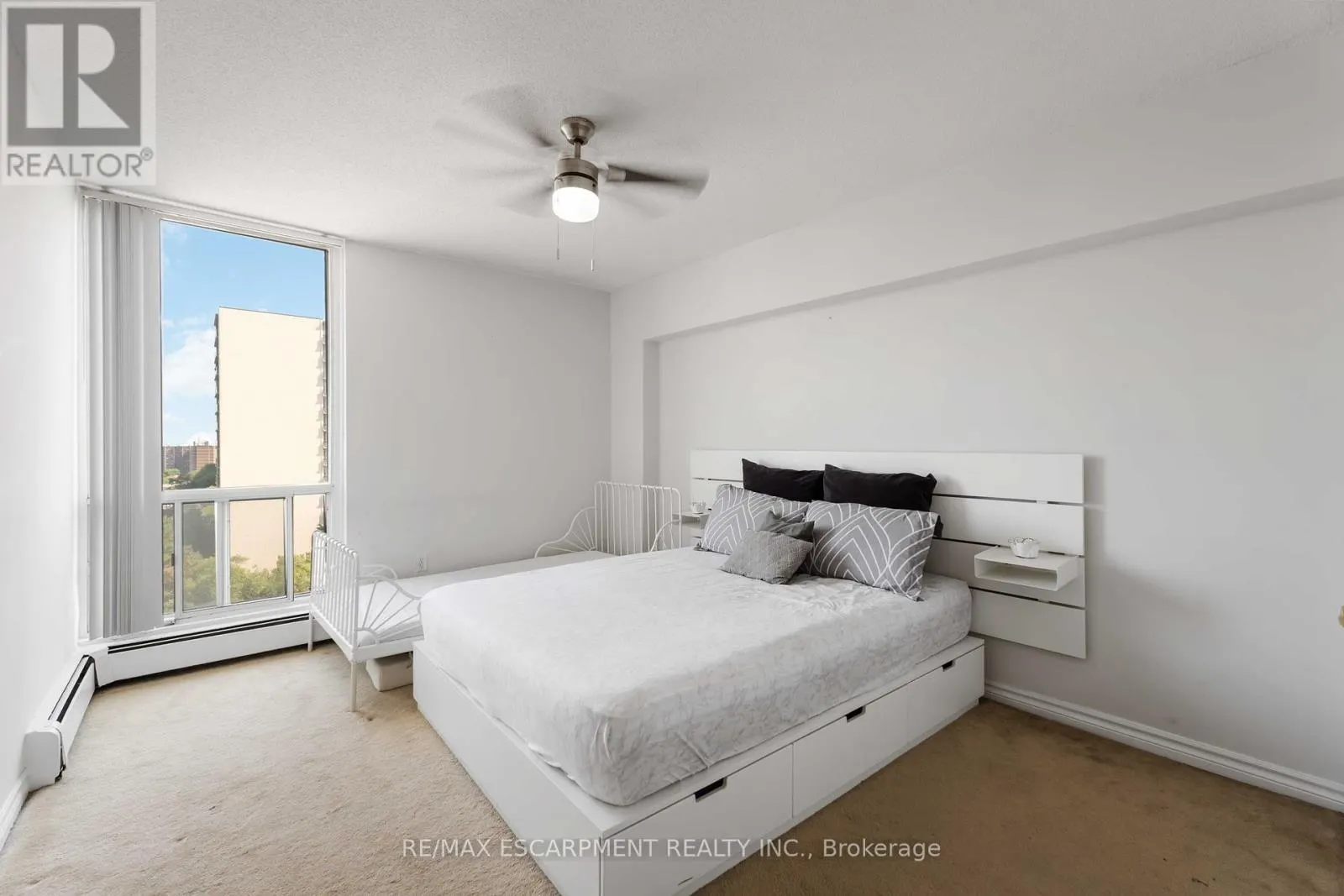1004 - 75 GLENBURN COURT