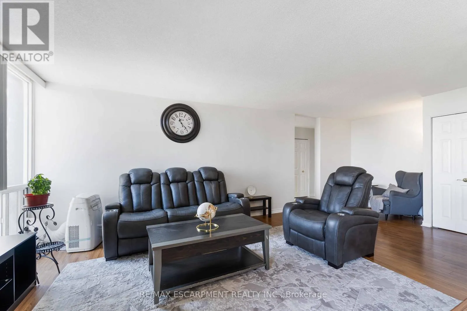 1004 - 75 GLENBURN COURT