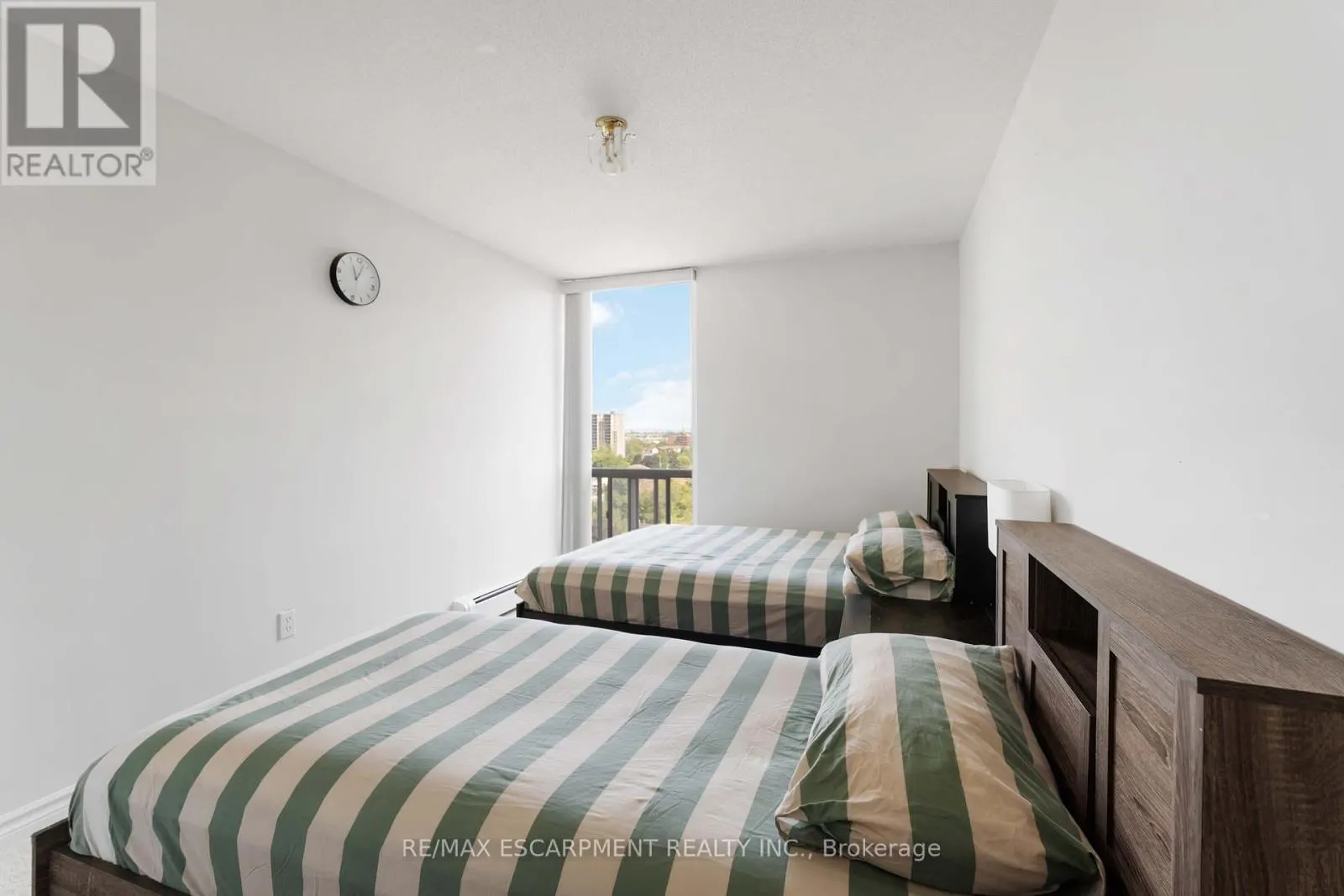 1004 - 75 GLENBURN COURT