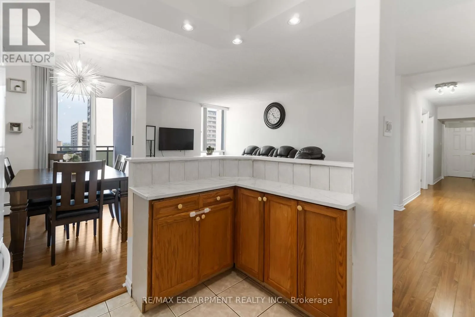 1004 - 75 GLENBURN COURT