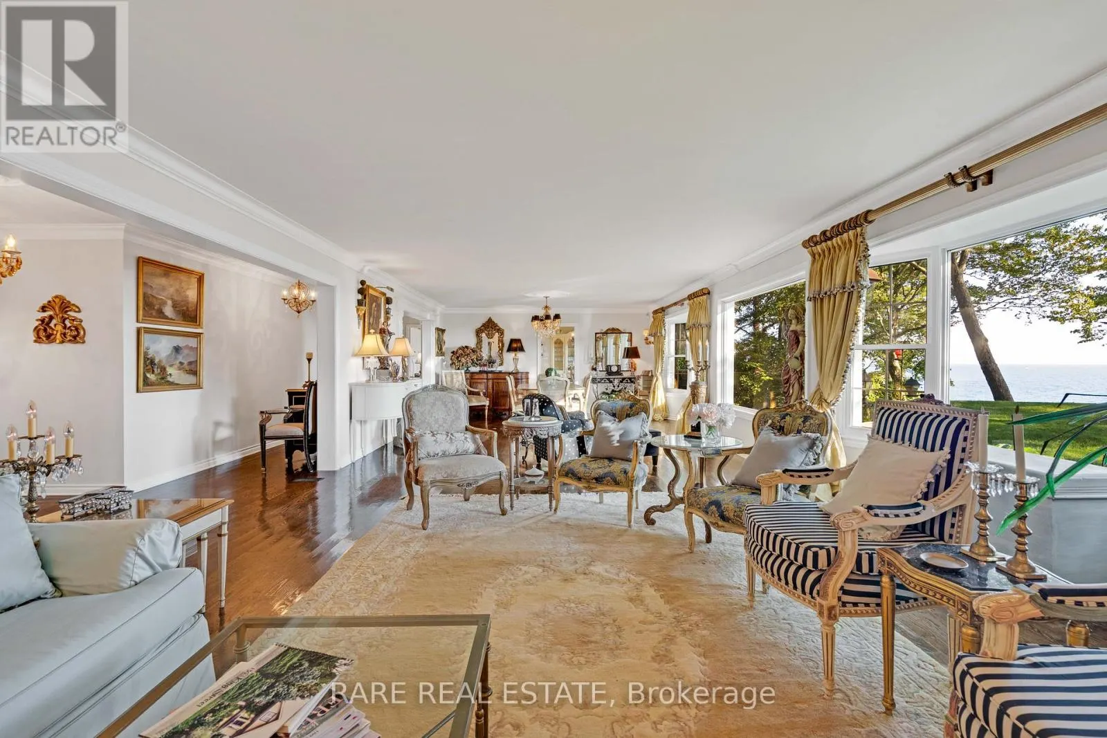 735 LAKESHORE ROAD E