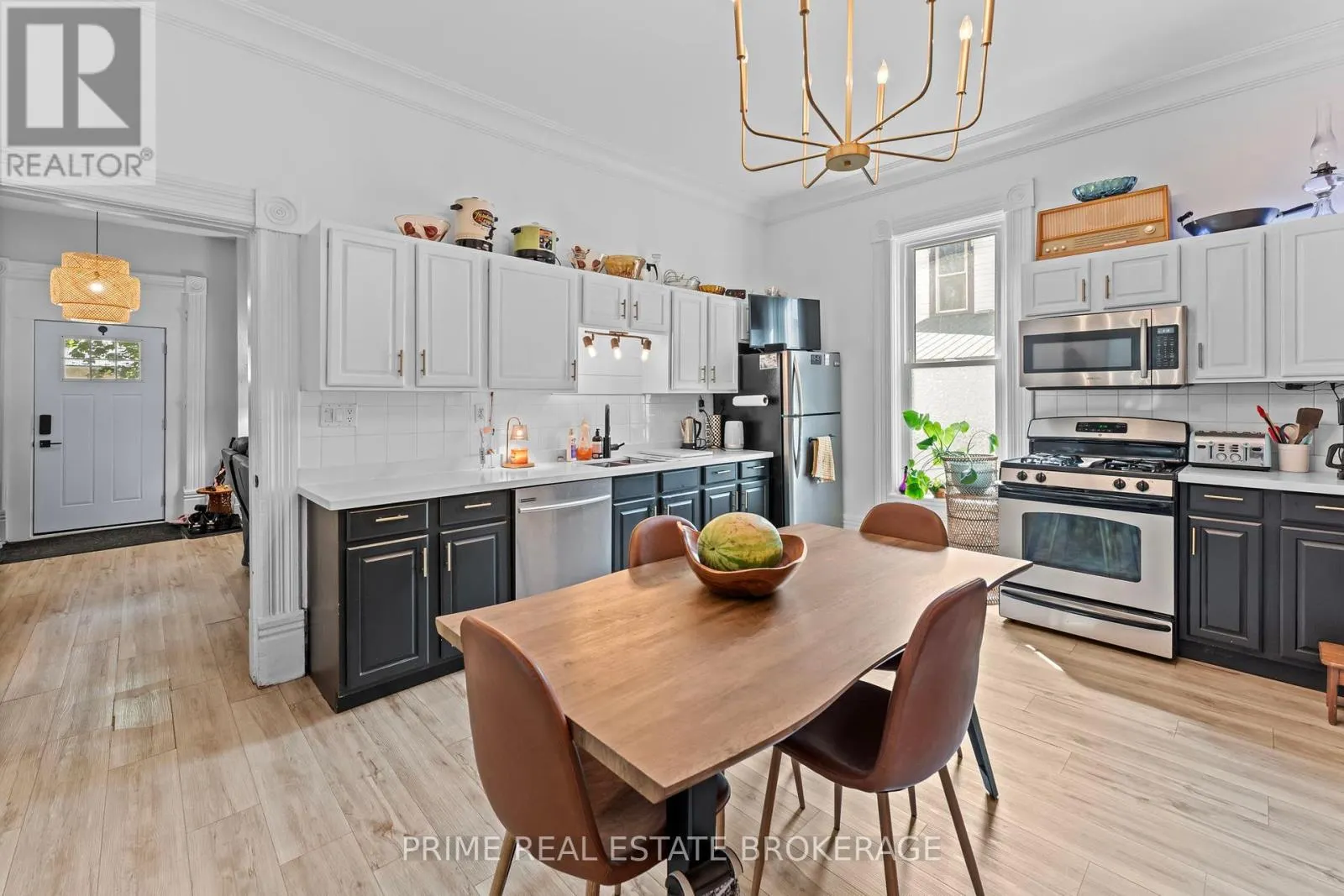 11 MAPLE STREET W
