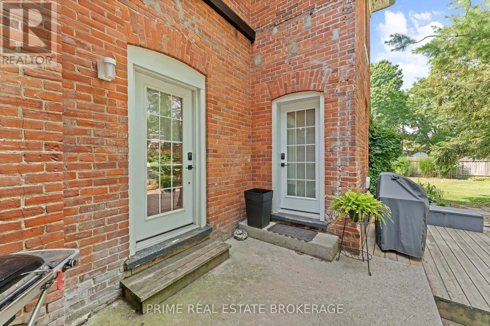 11 MAPLE STREET W