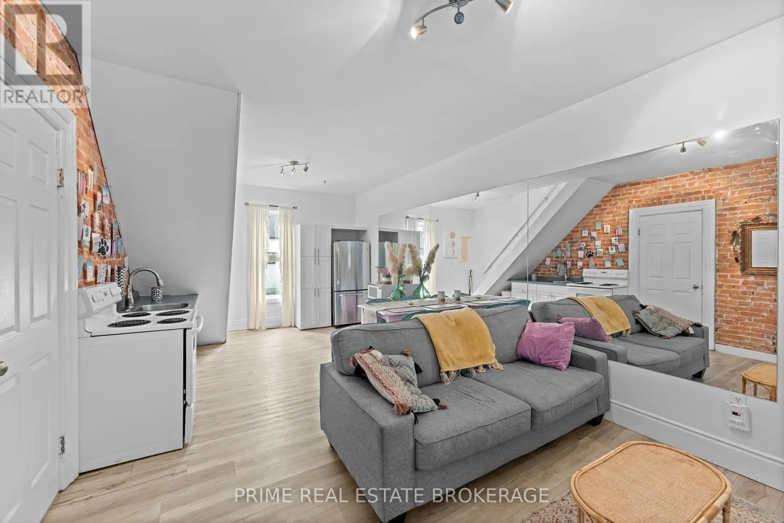 11 MAPLE STREET W