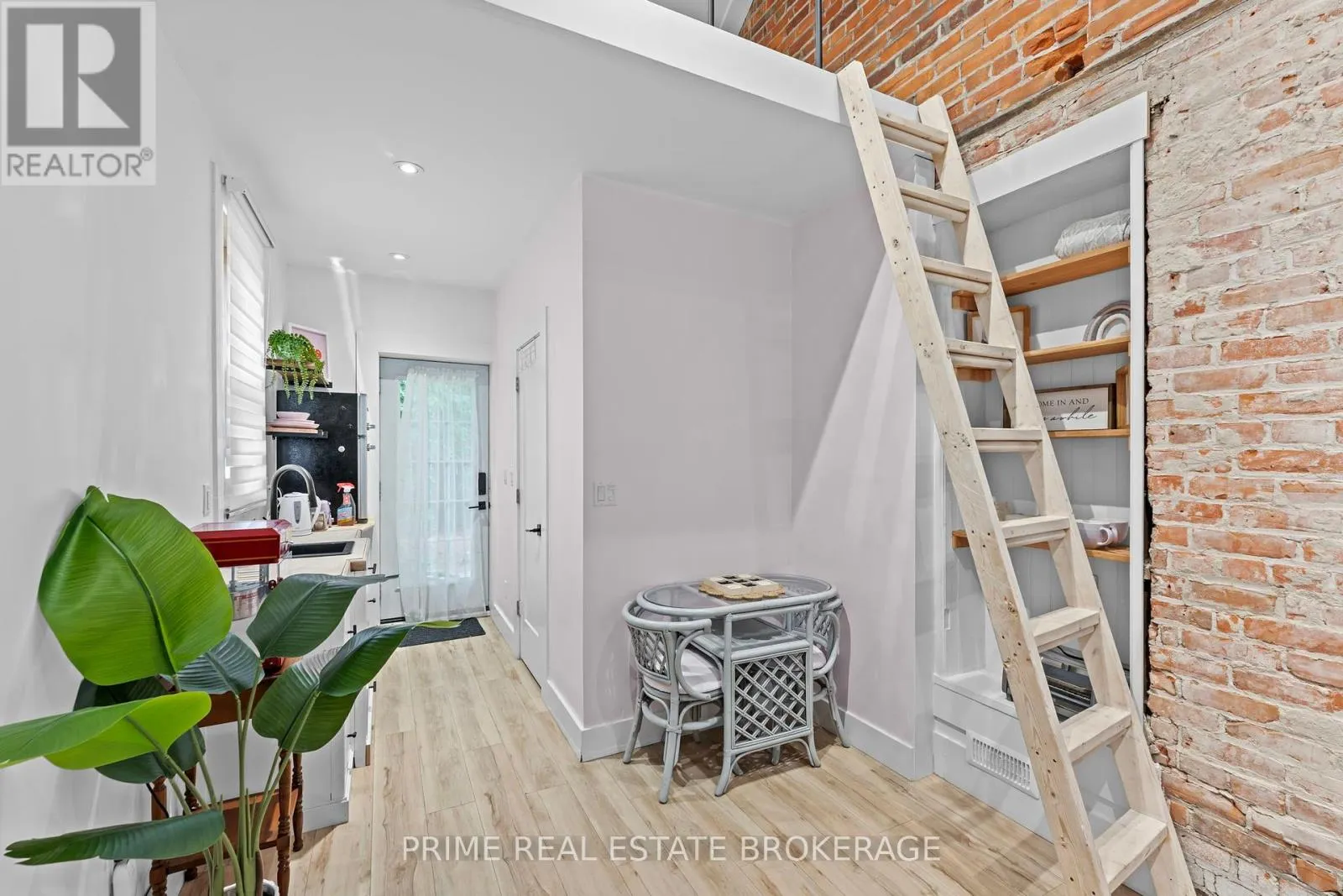 11 MAPLE STREET W
