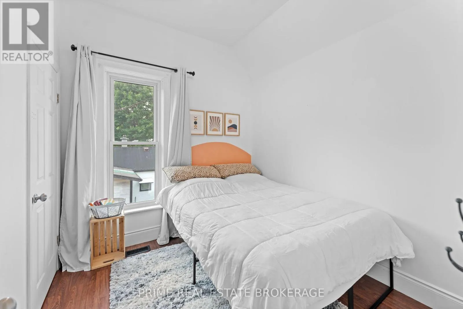11 MAPLE STREET W