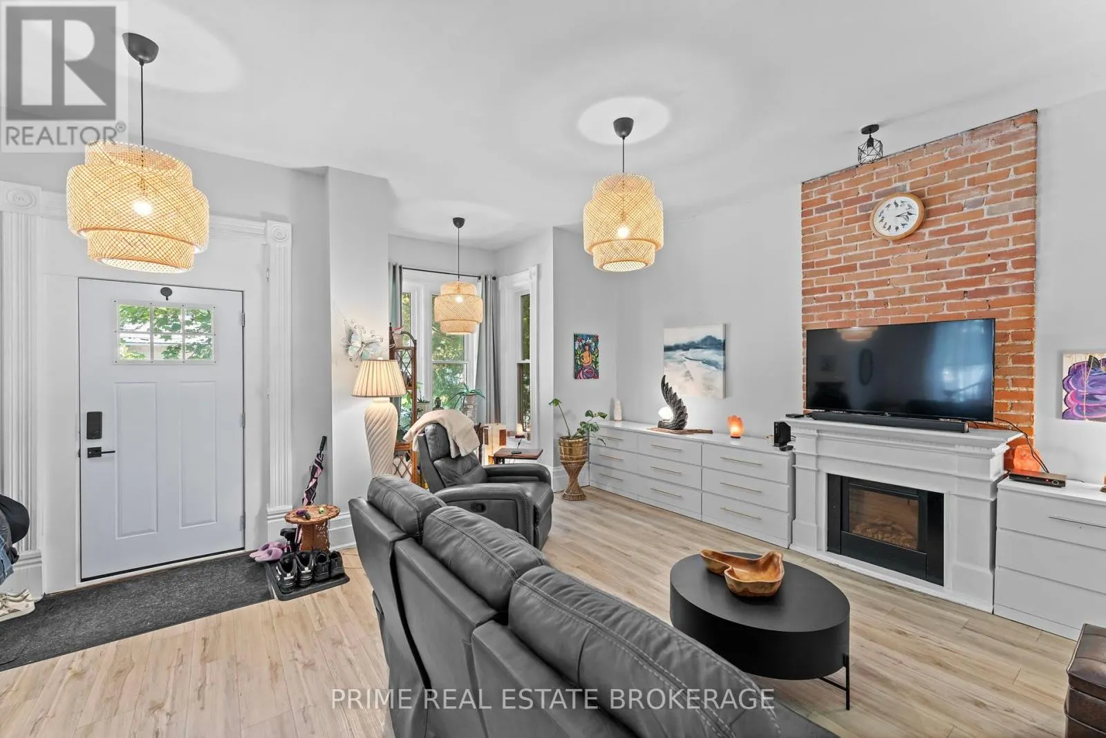 11 MAPLE STREET W