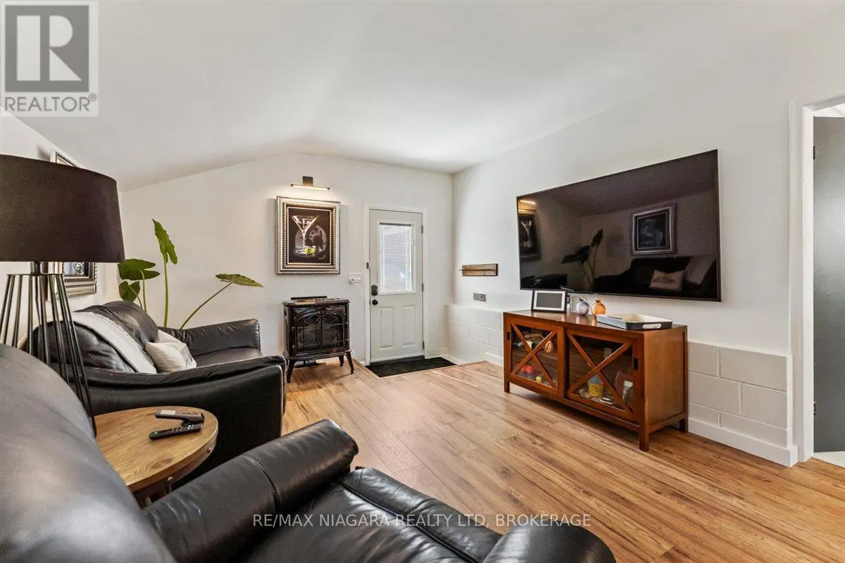 62 OAKRIDGE CRESCENT E
