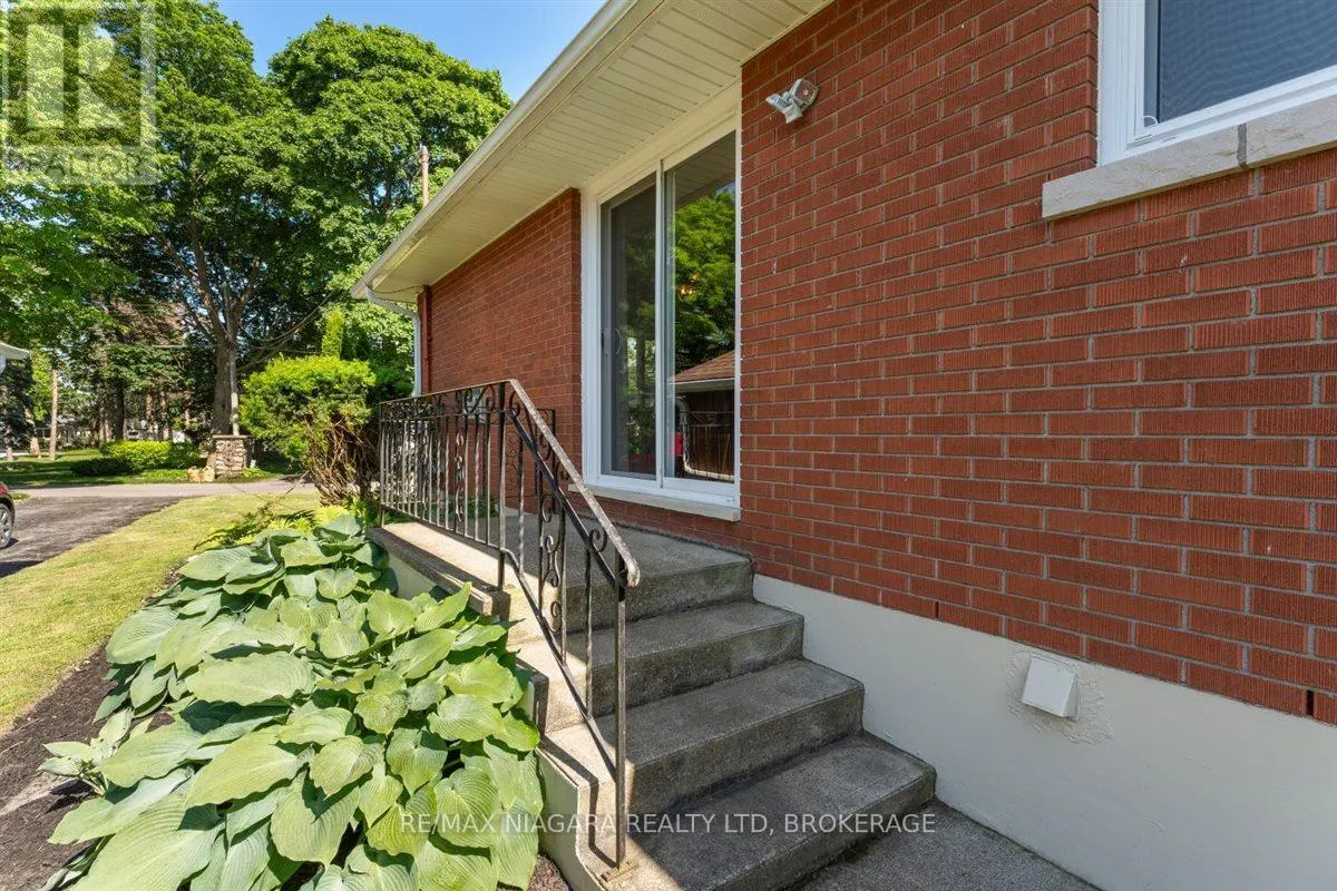 62 OAKRIDGE CRESCENT E