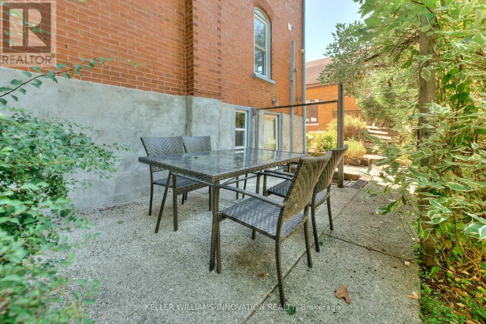 26 ARTHUR STREET N