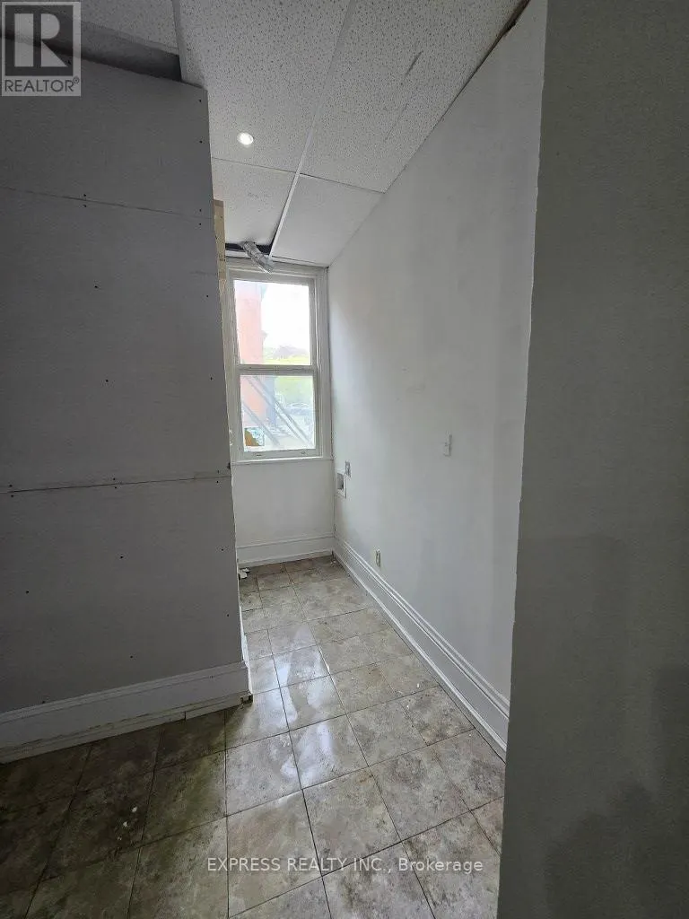 101B - 252 JAMES STREET S