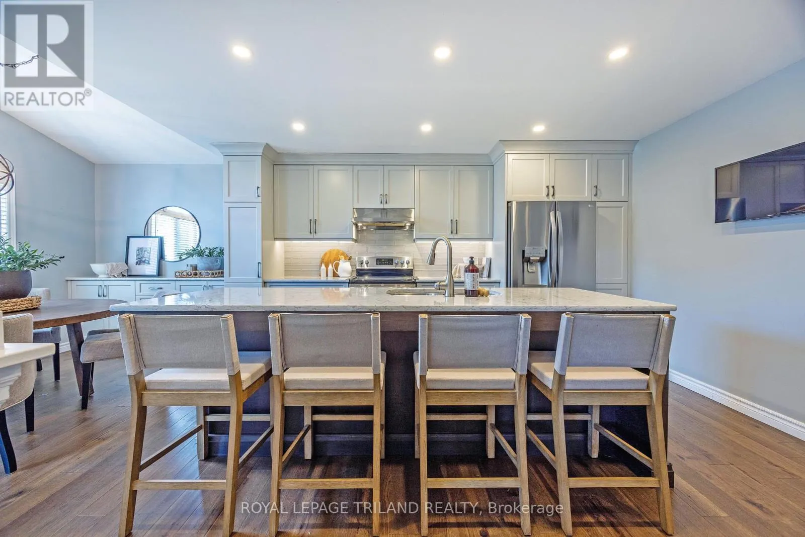 851 CRESTVIEW CRESCENT