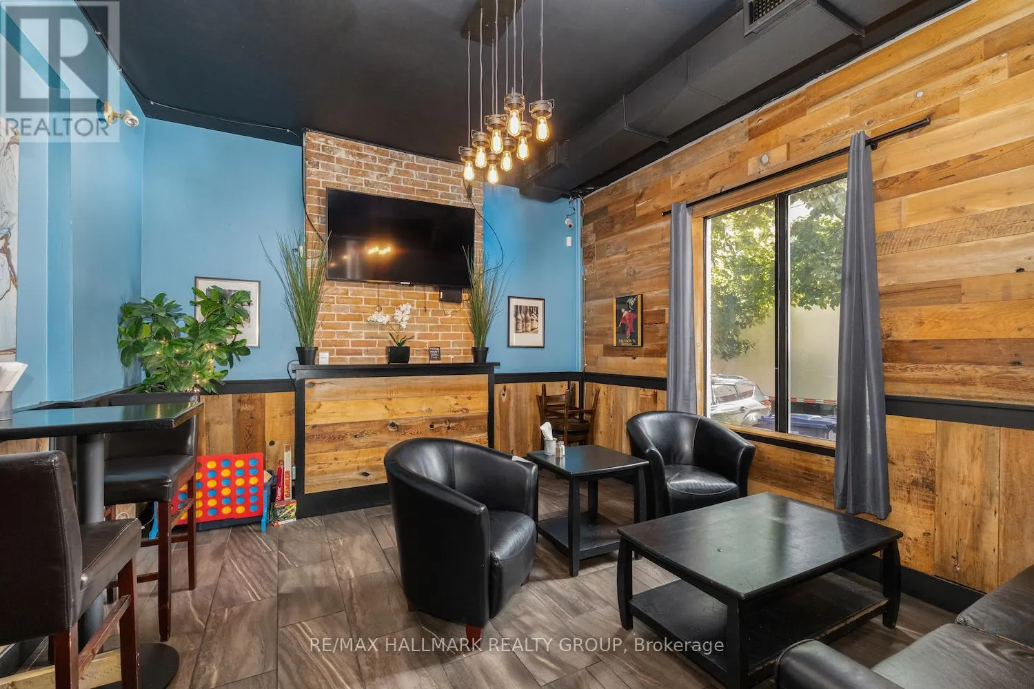 246 LAURIER AVENUE E