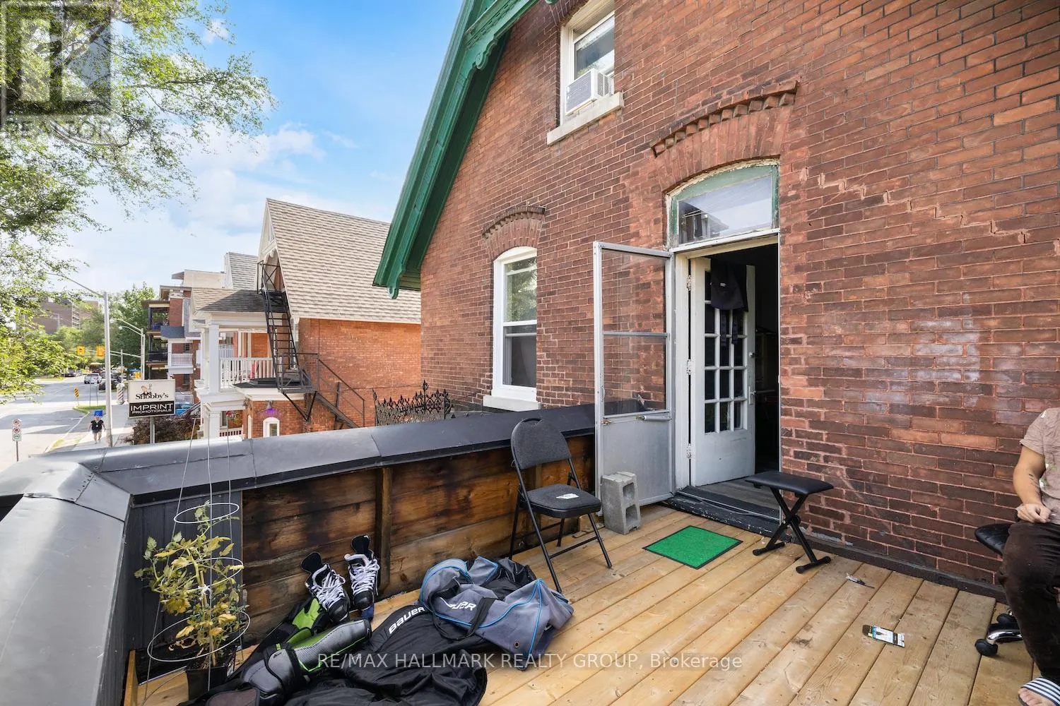 246 LAURIER AVENUE E