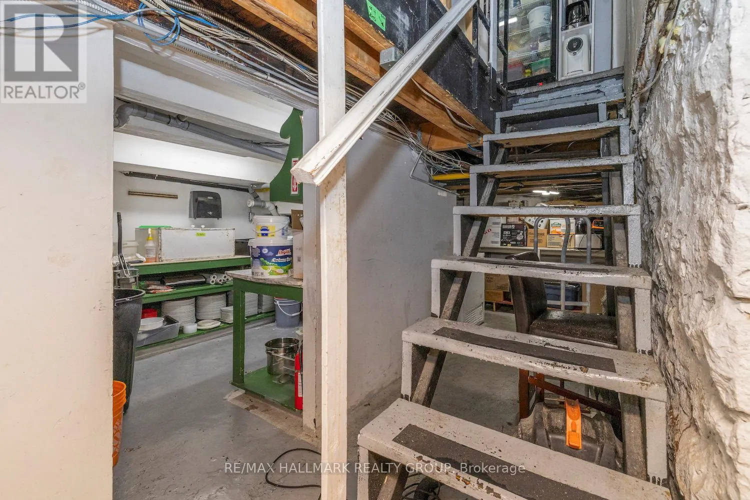 246 LAURIER AVENUE E