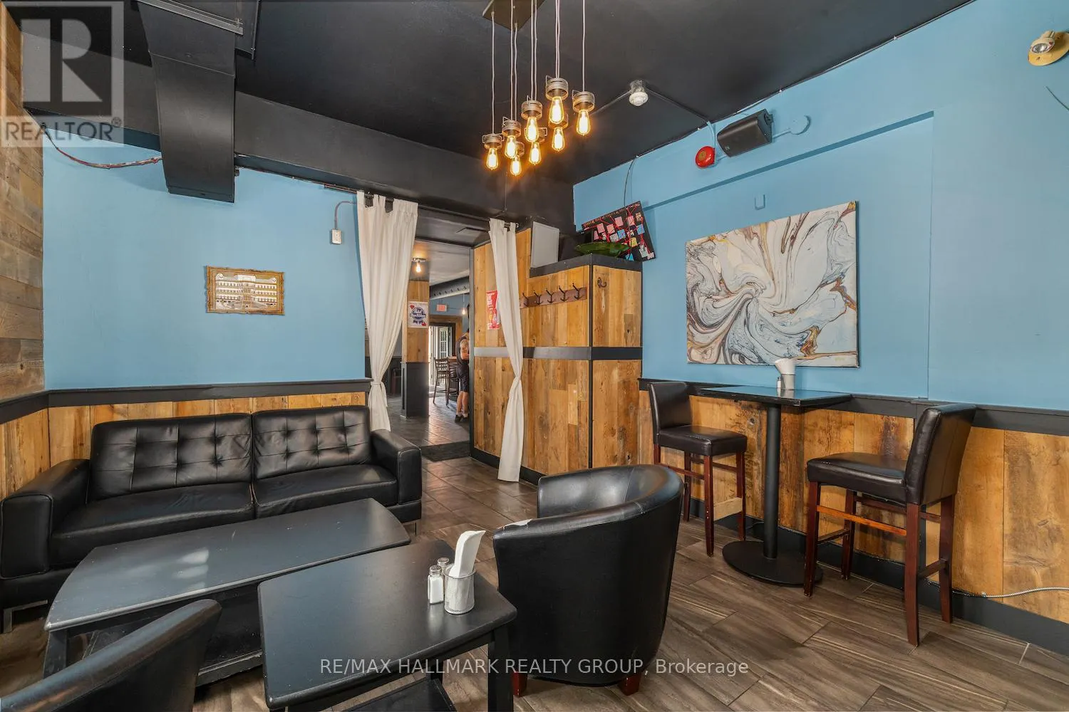 246 LAURIER AVENUE E