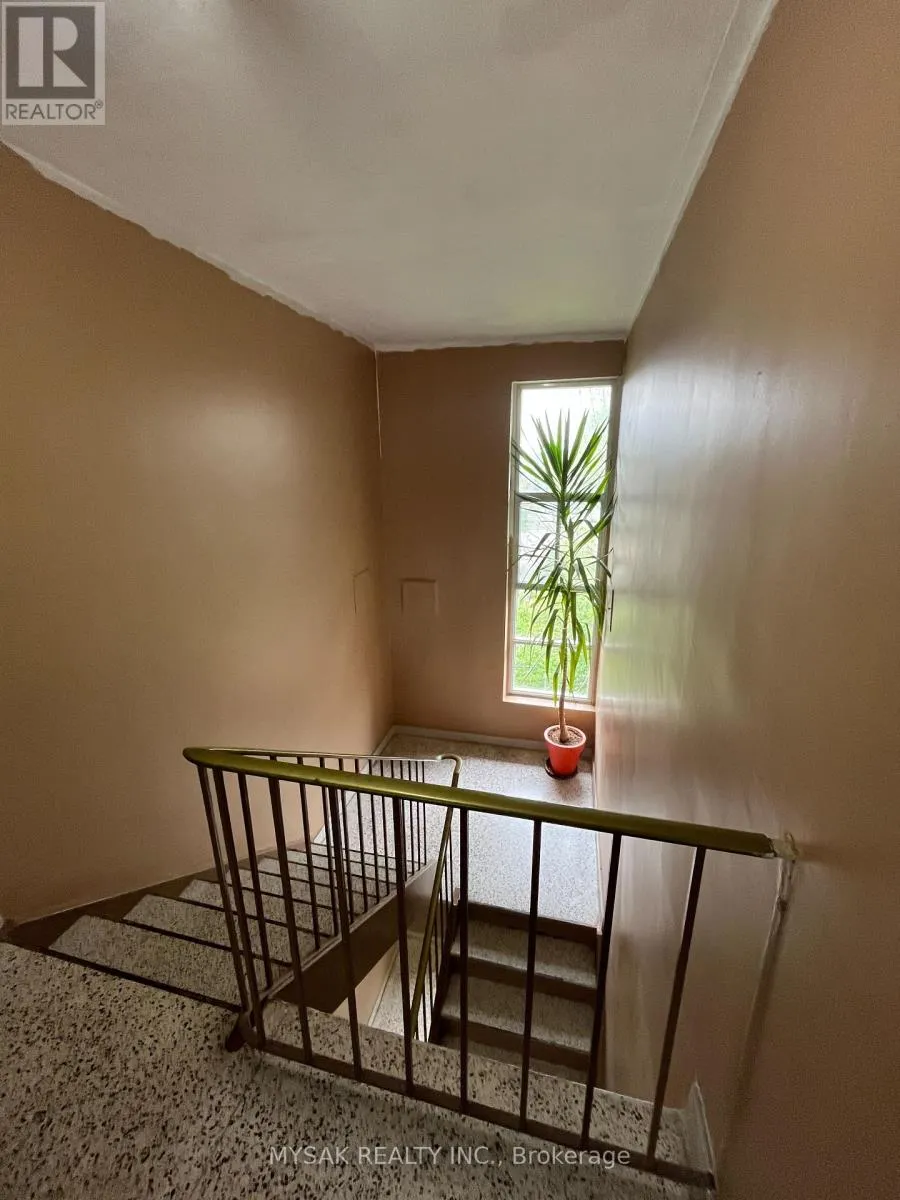 497 VICTORIA ROAD N