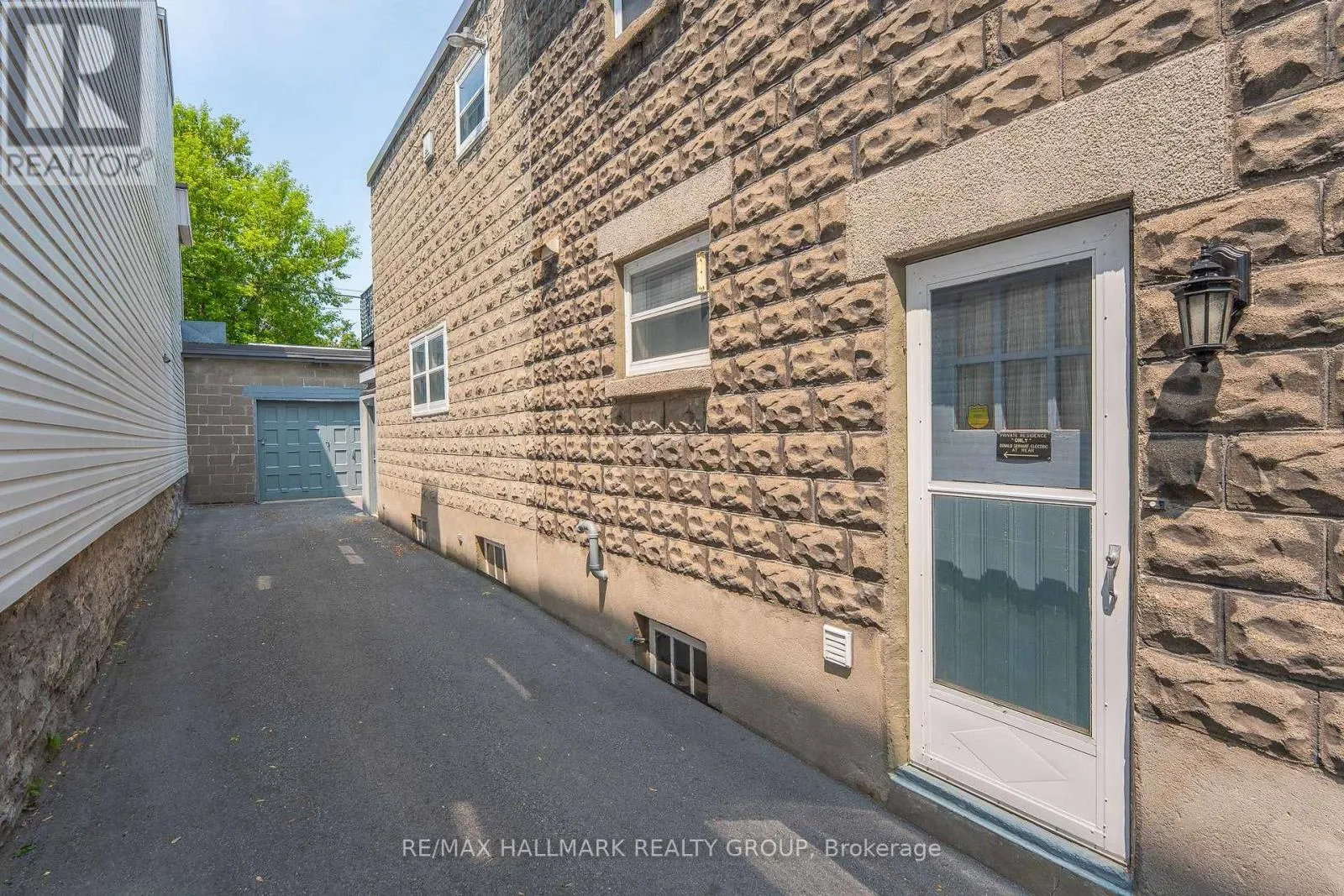 219 BRUYÈRE STREET
