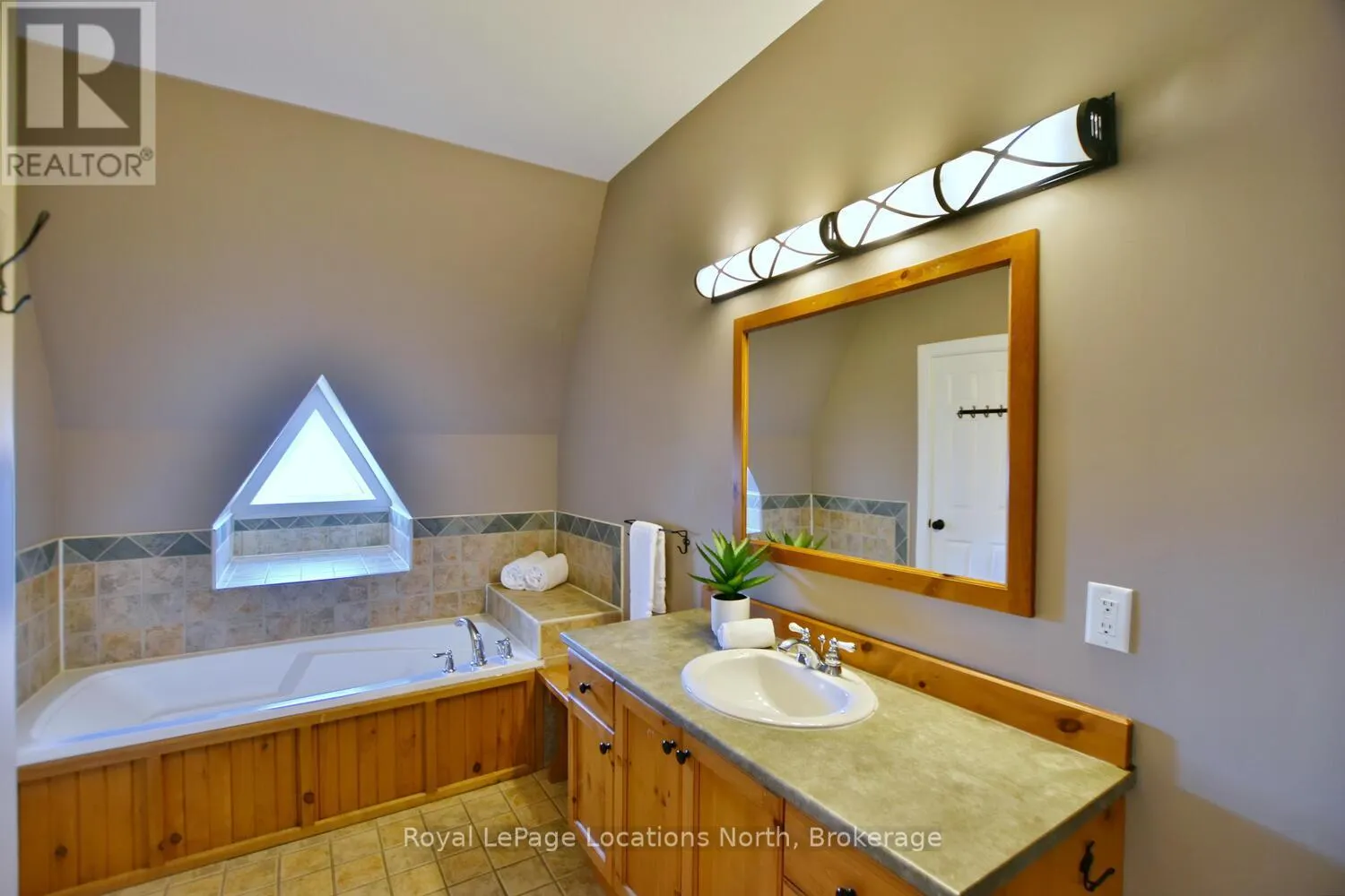 223 - 170 SNOWBRIDGE WAY, #223