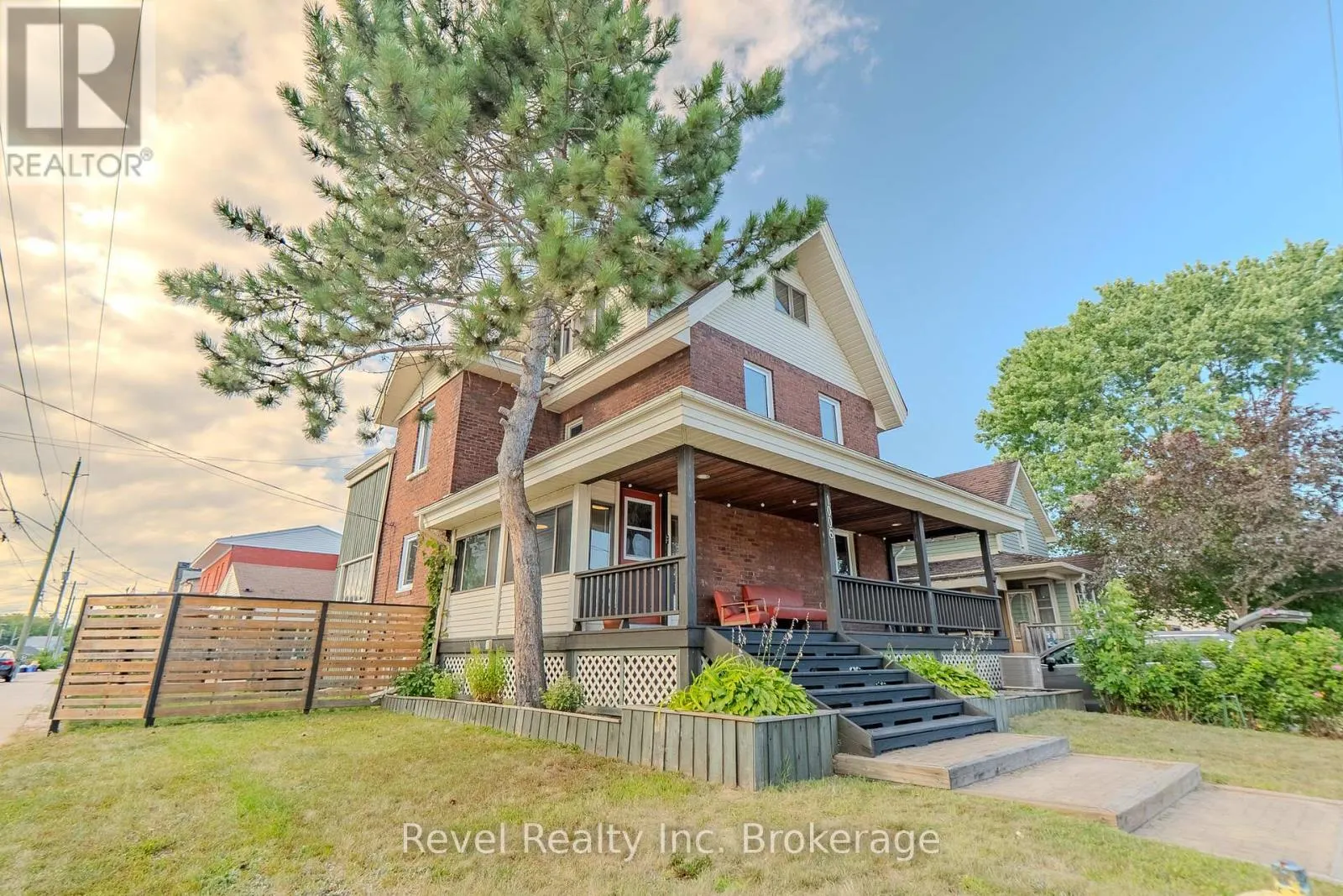 1006 FRASER STREET