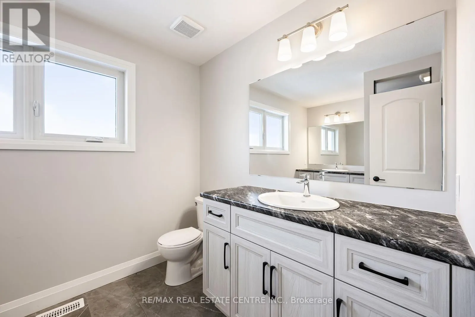 3 GRUNDY CRESCENT