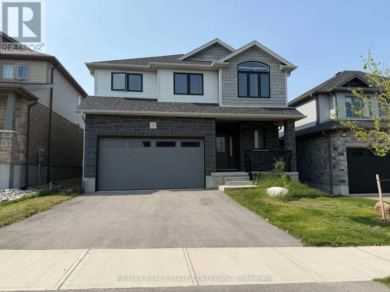 3 GRUNDY CRESCENT