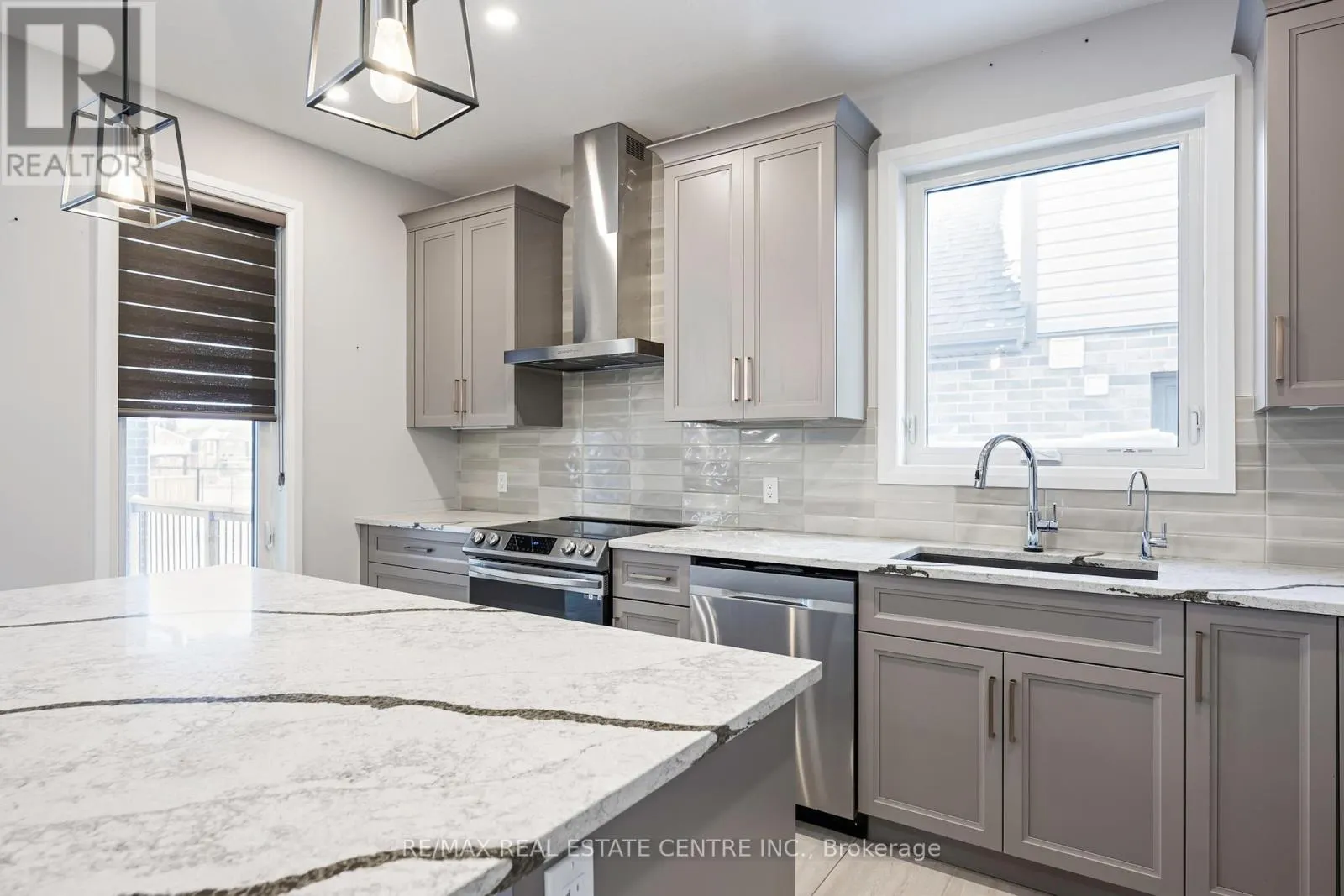 3 GRUNDY CRESCENT