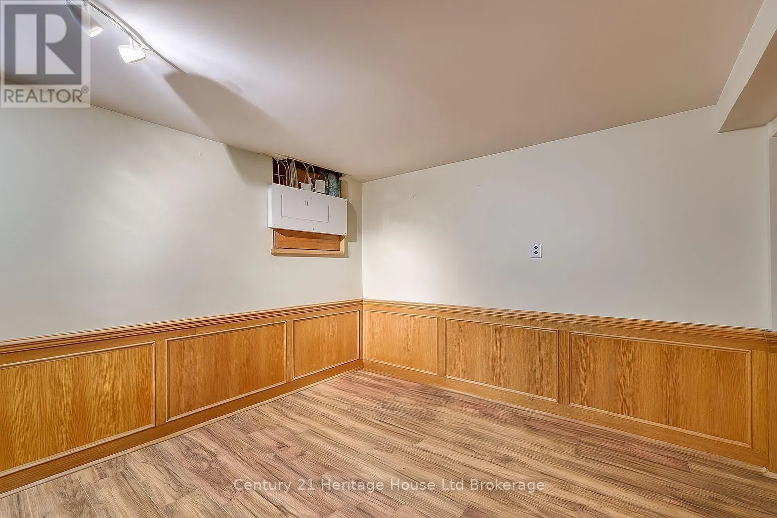 9 EDMUNDS CRESCENT