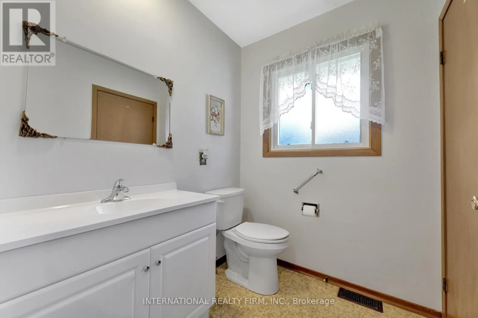 33 RIDGEWAY AVENUE