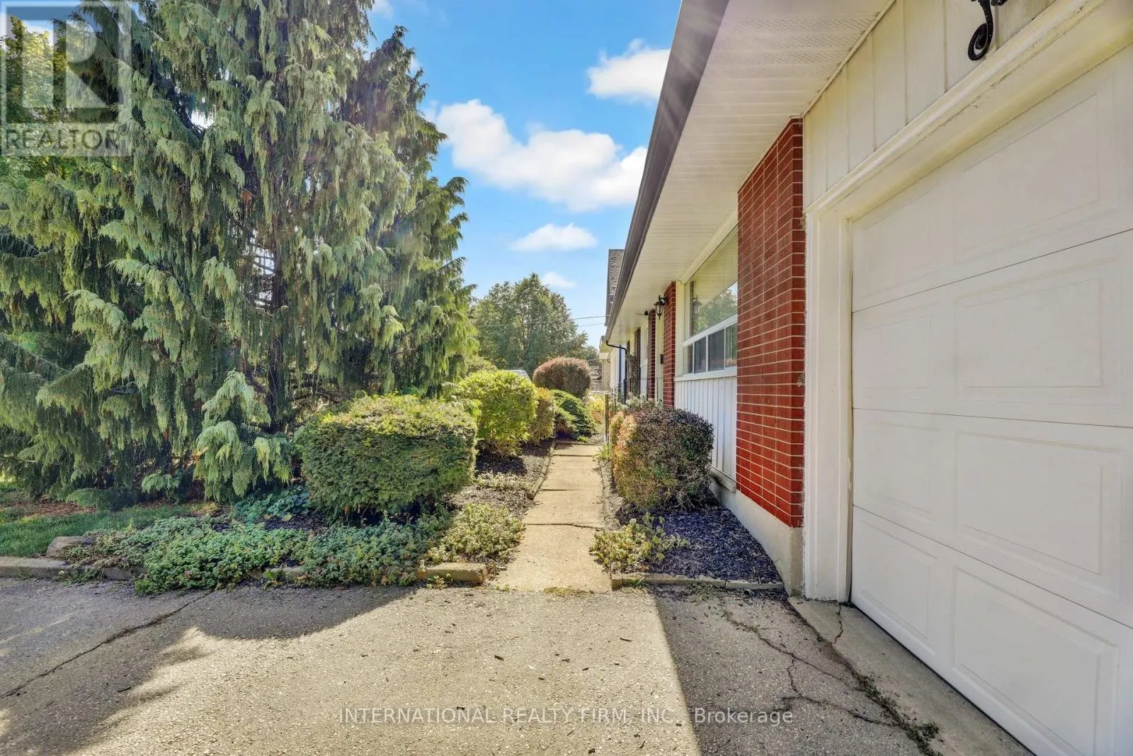33 RIDGEWAY AVENUE