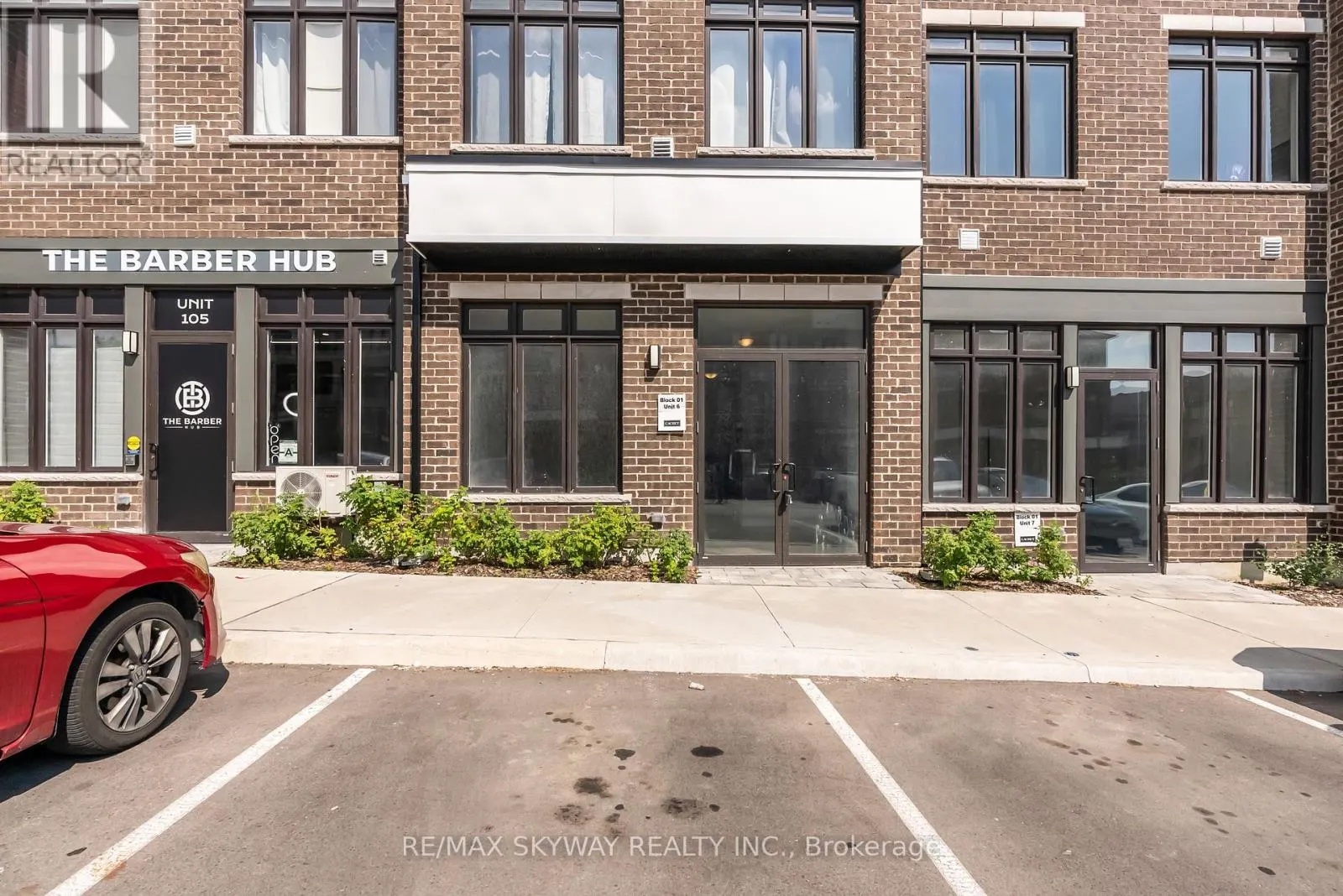 106 - 585 COLBORNE STREET E
