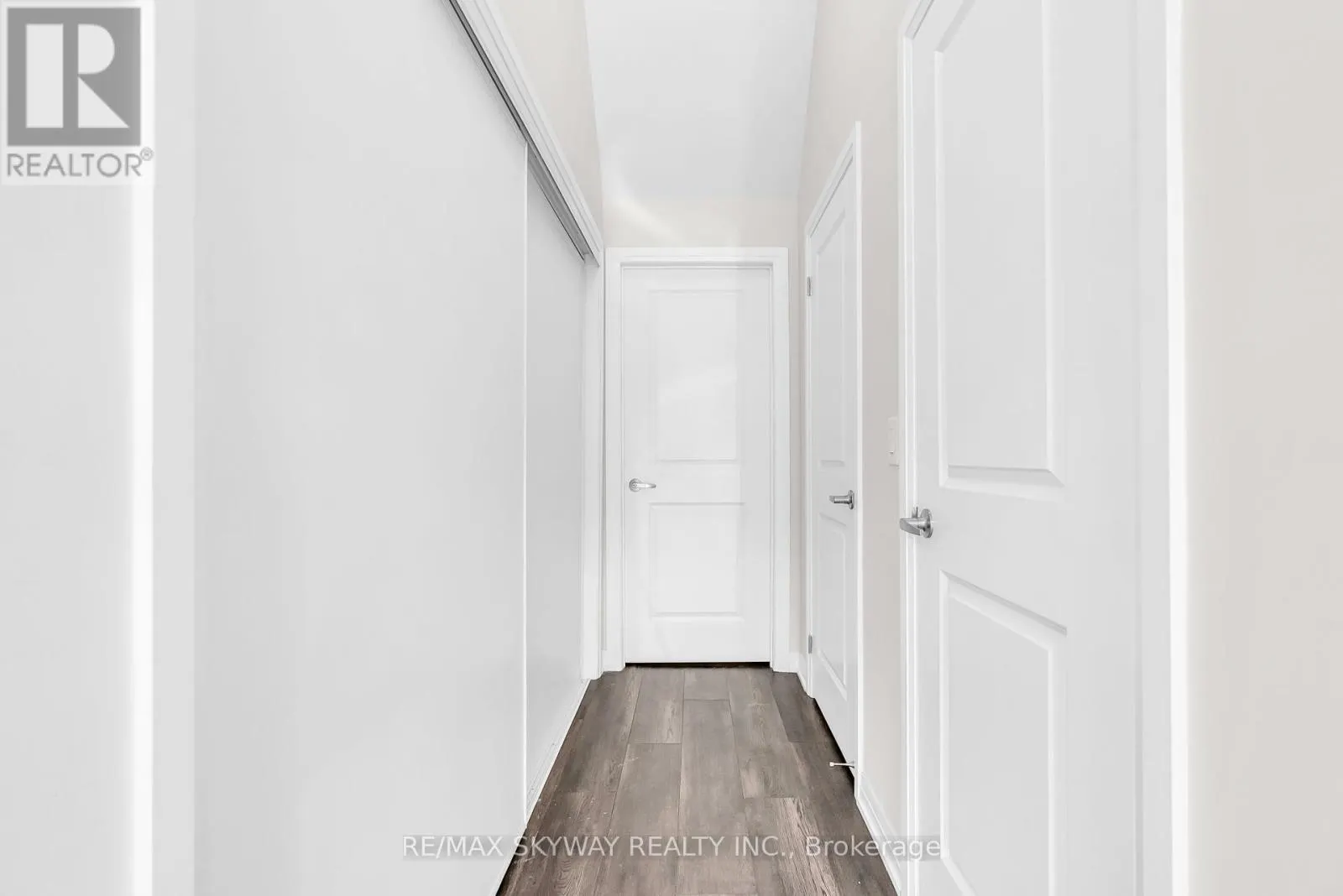 106 - 585 COLBORNE STREET E