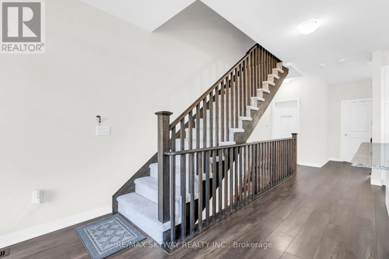 106 - 585 COLBORNE STREET E
